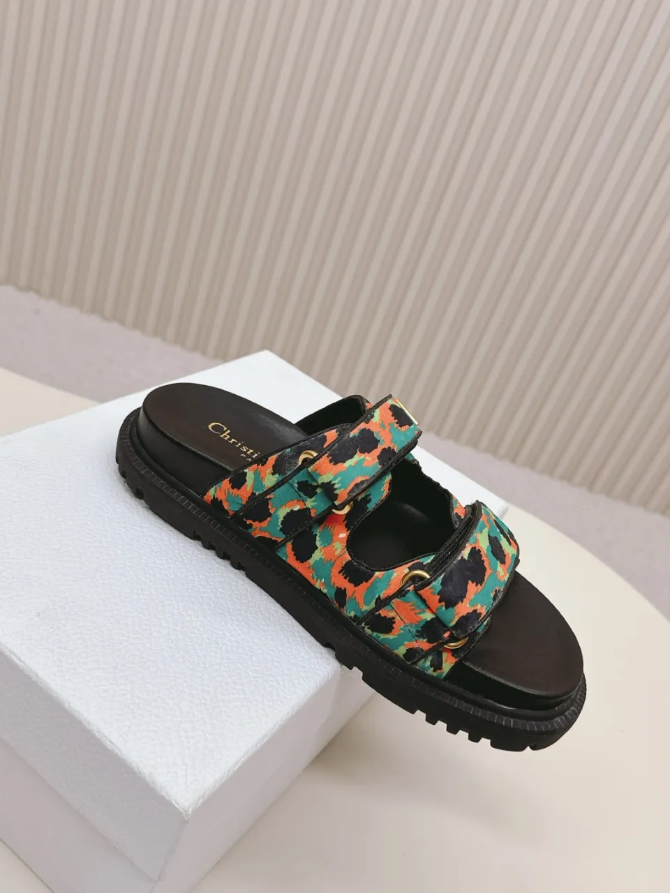 👟👟Ex-factory price 460👟👟 This black sheepskin DiorAct sandal is fashionable. Paired with an insole that fits the shape of your foot, it's made of exceptionally lightweight and comfortable leather. The upper straps feature a Velcro closure and feature a gold-finish metal "DIOR" logo. Can be matched with various styles to show modern style. Gold-finish metal "DIOR" logo Two adjustable Velcro straps Leather insole that fits the shape of your foot Soft and lightweight texture EVA sole decorated with Christian Dior's lucky star symbol Made in Italy Size 35--42 (Customized sizes 41 and 42 are non-refundable)